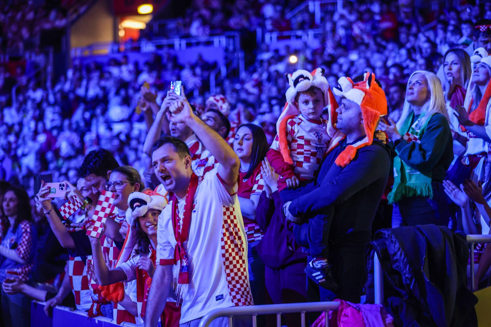 Atmosfera u Areni je sjajna, naši navijači su u hrvatskim bojama
