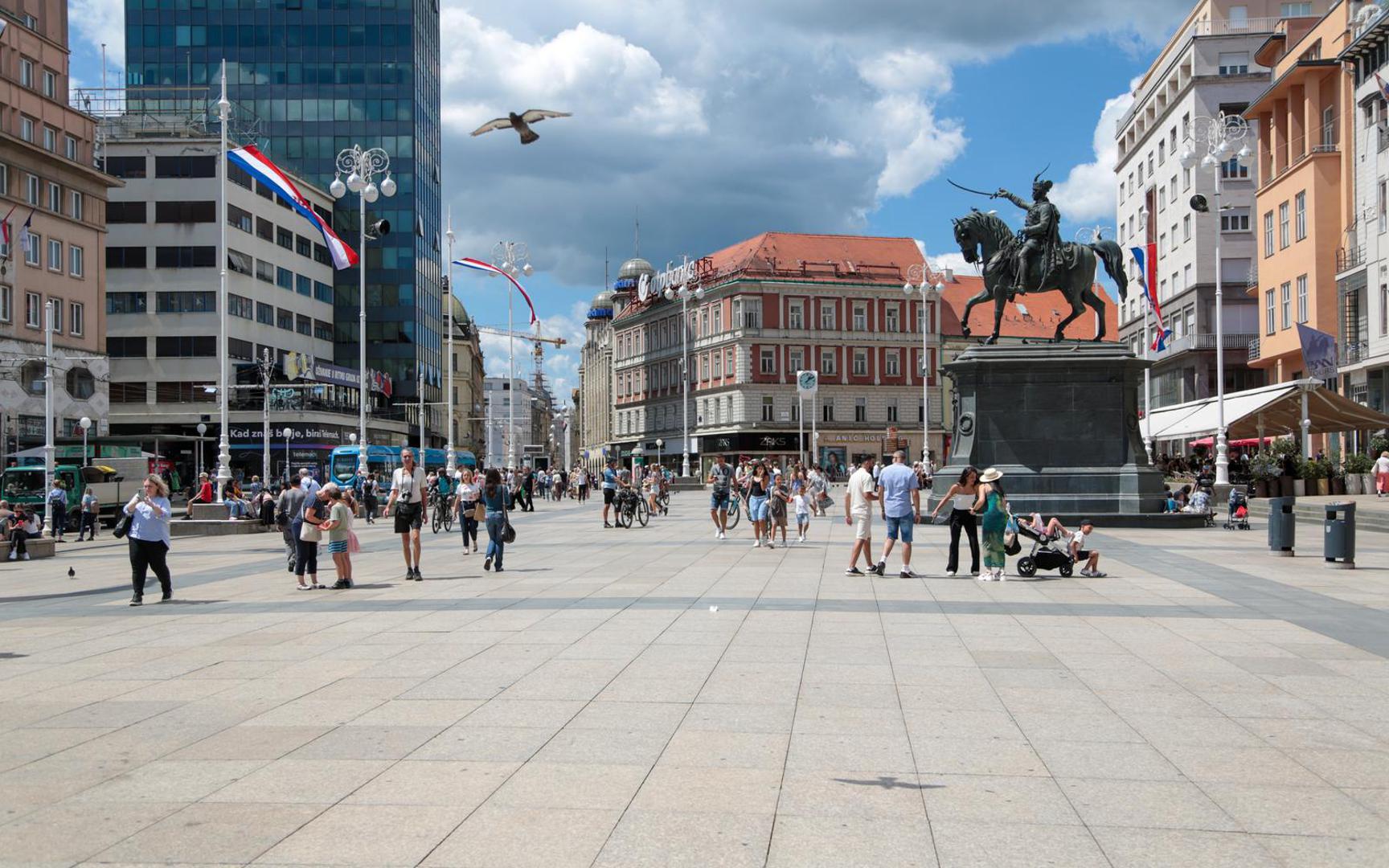 Hrvatska – 19. mjesto: Hrvatska je visoko na listi najsigurnijih zemalja, unatoč padu s 14. na 19. mjesto. Zemlja se ističe niskim stopama kriminala, političkom stabilnošću i rijetkim nasilnim prosvjedima. S posebno sigurnim noćnim ulicama, Hrvatska ostaje privlačna destinacija za posjetitelje i sigurno mjesto za život.