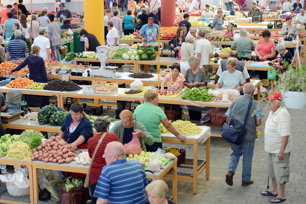 10.07.2015. Varazdinski plac, Varazdin, Gradjani uoci vikenda u nabavci svjezeg voca i povrca na Varazdinskom placu Photo: Marko Jurinec/PIXSELL