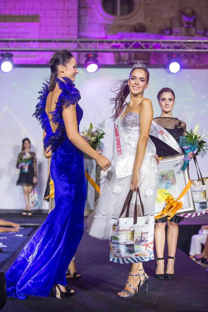 Za titulu najljepše večeras su se borile Mia Vukas, Sara Pejović, Eva Miljko, Marijana Rašica, Mia Planinić, Diana Bačić, Nikolina Galić i Nina Marinko. Finale za Miss Hrvatske održat će se 26. rujna u Biogradu na moru