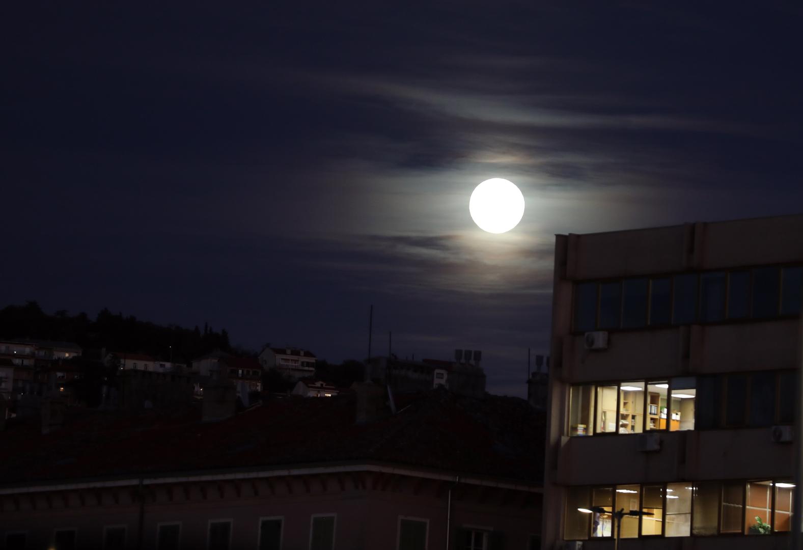 Ljubitelji nebeskih pojava sinoć su došli na svoje, iznad Hrvatske se mogao vidjeti spektakularni supermjesec, poznat i kao “The Beaver Moon”, najbliži i najsjajniji puni Mjesec u 2025. godini.

