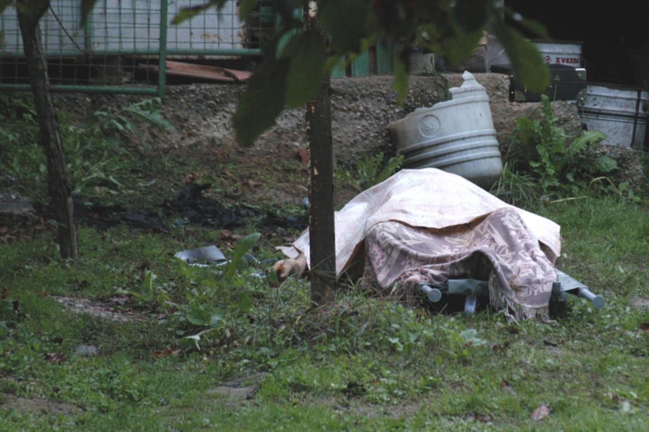\'17.09.2010., Bjelovar - Bezivotno tijelo Branka Komlenca (81) lezalo je tijekom policijskog ocevida nakon sto se nesretnik ugusio uslijed pozara u svojoj obiteljskoj kuci na adresi Prespa 221, u koj