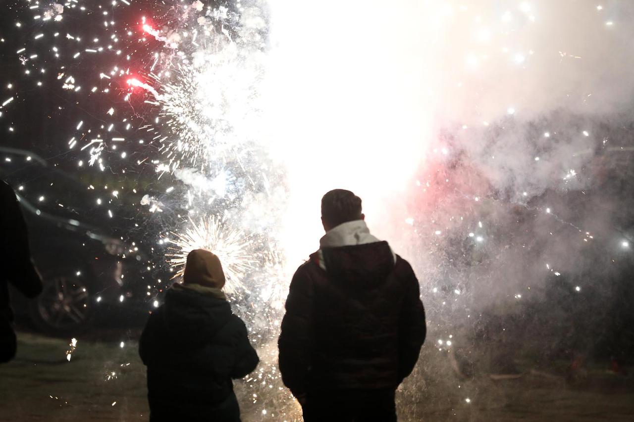 Pula veselo dočekala Novu 2025. godinu uz koncert Petra Graše