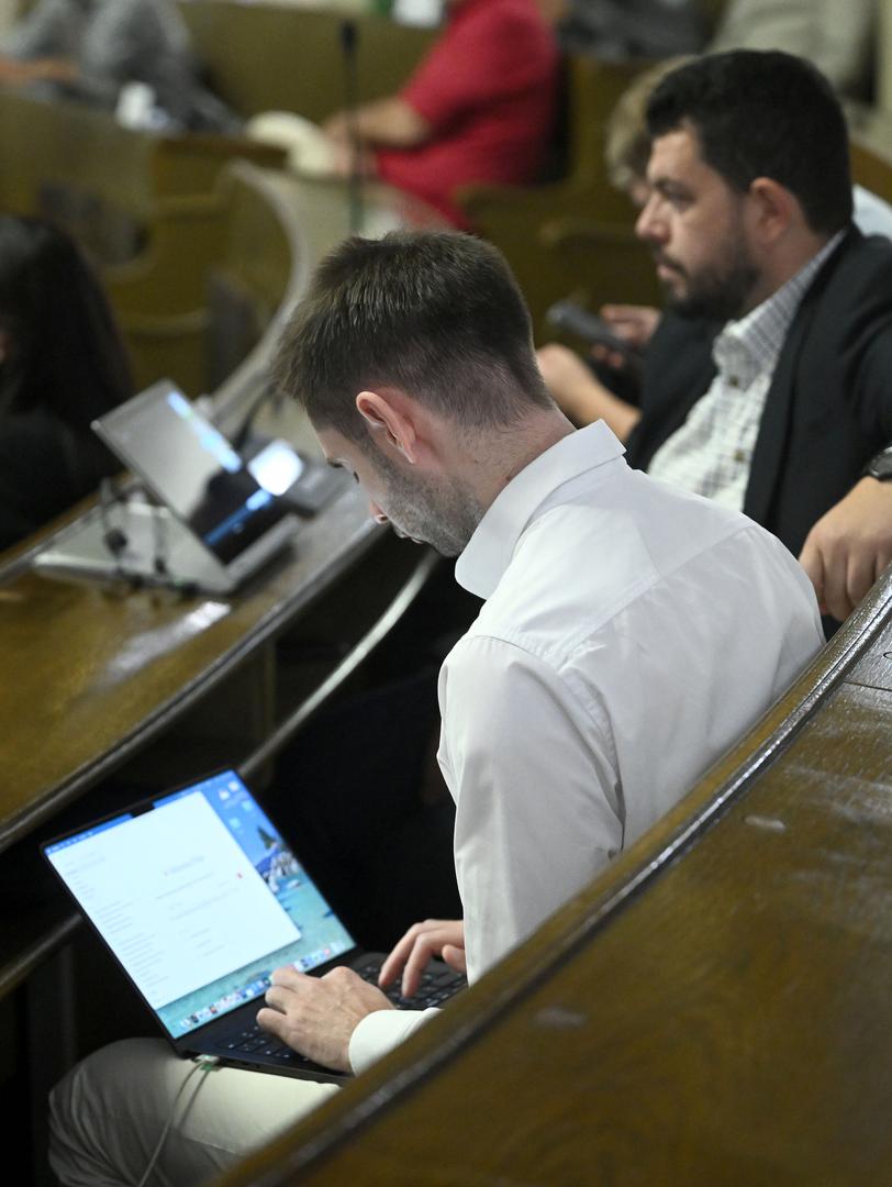 Zastupnici će, među ostalim, raspravljati o izvješćima o poslovanju Zagrebačkog holdinga i ZET-a, kao i o stanju gradske imovine te nizu drugih prijedloga odluka.