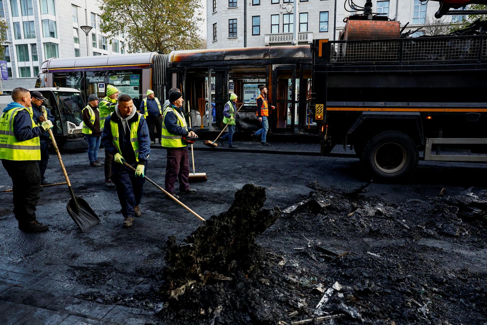Ljutiti prosvjedi nakon napada u četvrtak poslijepodne ispred škole na Parnell Squareu u središtu grada pretvorili su se u noć nereda i nasilja. U neredima su zapaljeni autobusi, tramvaji i najmanje jedno policijsko vozilo te je opljačkana trgovina na jednoj od najpoznatijih dublinskih prometnica, ulici O'Connell.