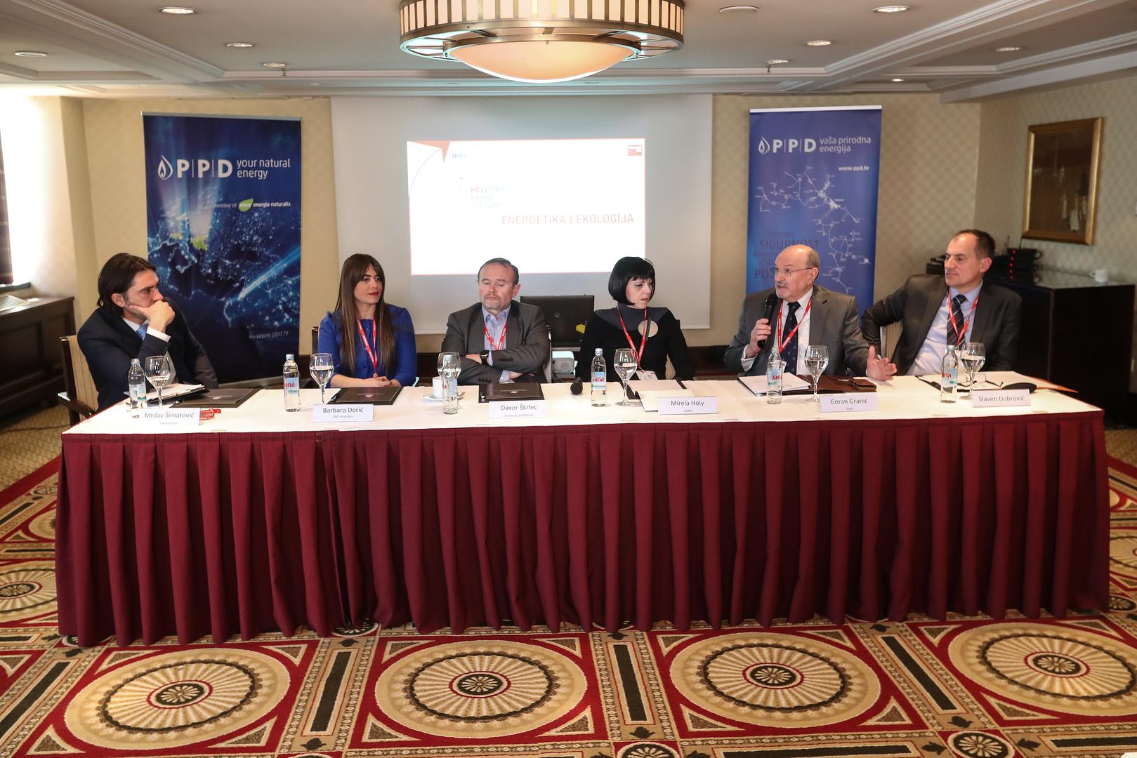U panelu "Energetika i ekologija" sudjelovali su direktorica LNG-a Hrvatska Barbara Dorić, zastupnik u Europskom parlamentu Davor Škrlec, voditeljica studija održivog razvoja turizma Mirela Holy, ravnatelj Energetskog instituta Hrvoje Požar Goran Granić i bivši ministar zaštite okoliša i energetike Slaven Dobrović. Moderator je bio Mislav Šimatović iz Večernjeg lista (skroz lijevo).