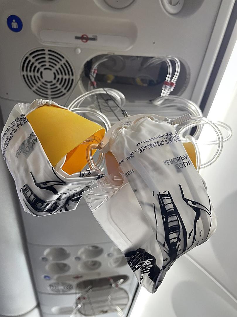 2. Od trenutka kada maske s kisikom padnu pred putnike, u njima ima dovoljno kisika za 15 minuta. Iako zvuči zastrašujuće, to je i više nego dovoljno vremena da pilot spusti zrakoplov na nadmorsku visinu na kojoj možete samostalno disati, uvjerava posada aviona.