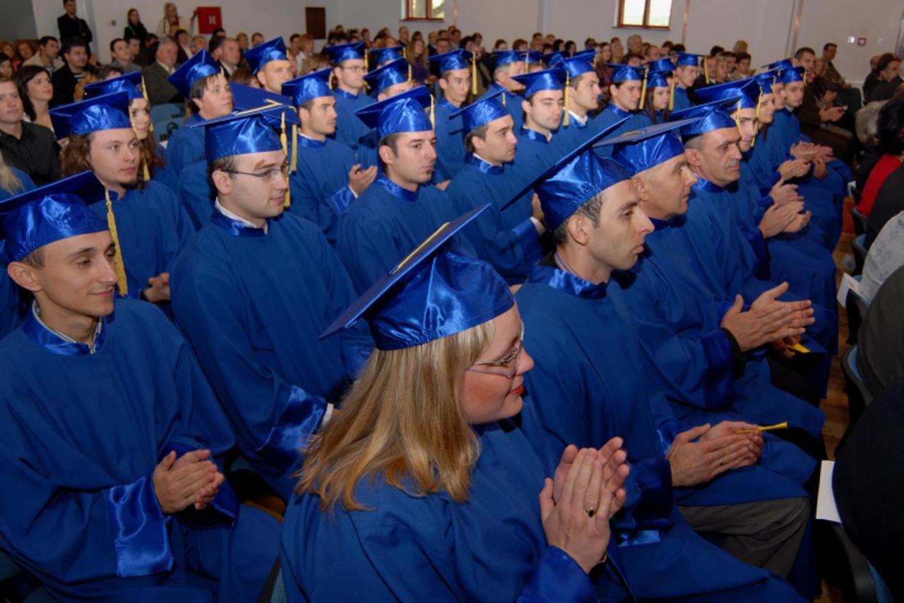 'slavonija-28.10.09 -slavonski brod -hrvatska -  rn:diplomanti--diplome studija strojarstva primilo je 106 mladih ljudi Photo: Ivica Galovic/VLM'