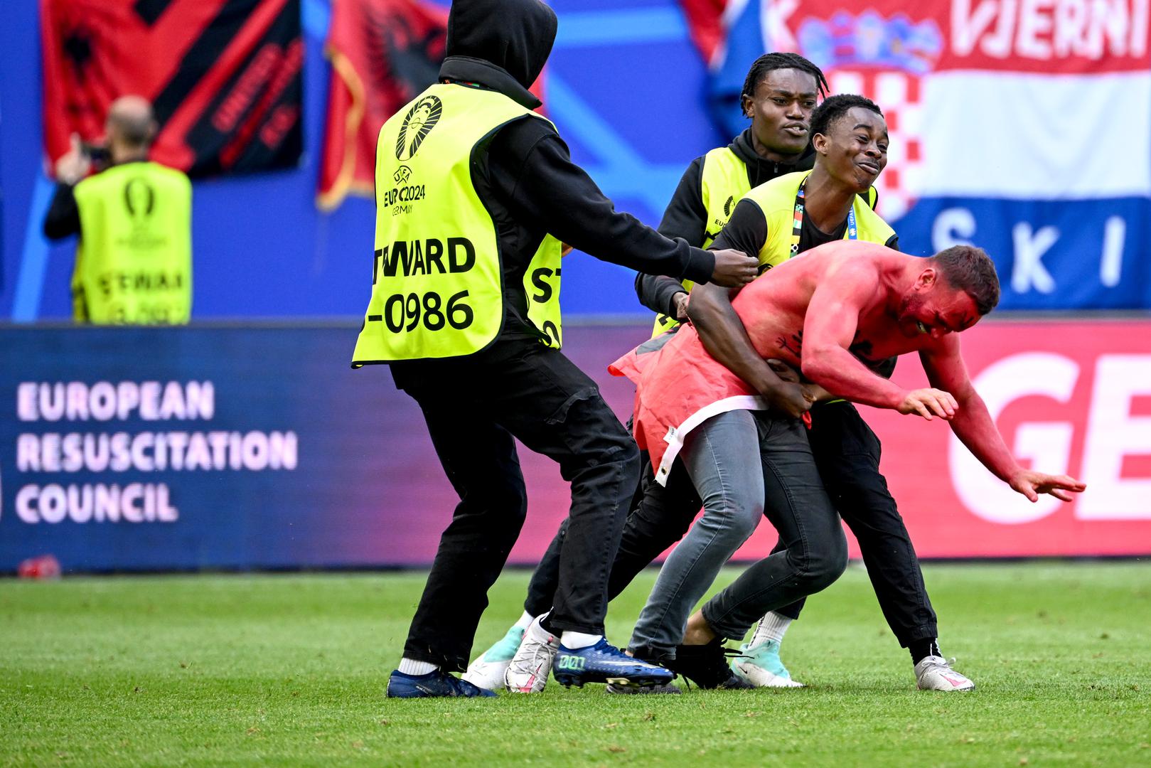 Qazim Lači je doveo Albaniju u vodstvo u 11. minuti. Hrvatska je došla do preokreta, kad je Andrej Kramarić izjednačio u 74. minuti, a Klaus Gjasula autogolom donio vodstvo Hrvatskoj u 76. minuti. Isti je igrač u petoj minuti sučevog dodatka pogodio za konačnih 2-2.