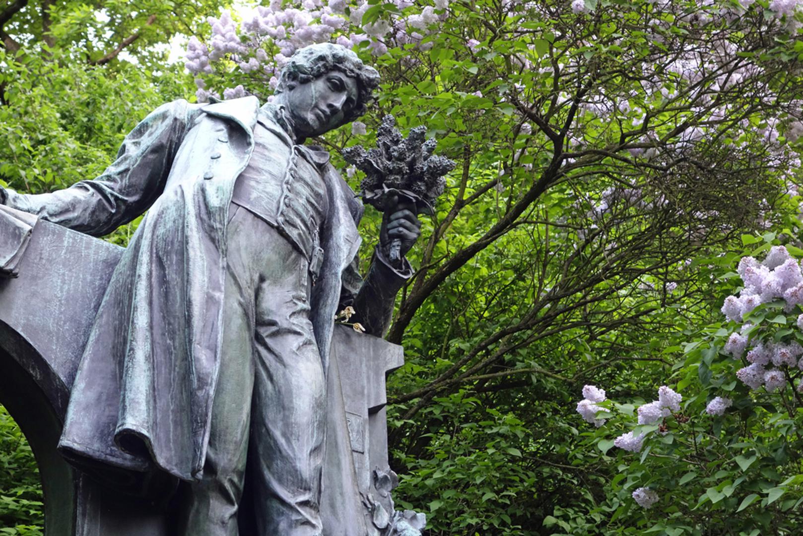 Češka: Valentinovo je tijekom godina postalo popularnije u Češkoj, iako se Dan ljubavi slavi 1. svibnja. Postala je tradicija da parovi posjete kip češkog pjesnika Karla Hynka Máche koji se nalazi u blizini nasada trešanja gdje se zaljubljeni ljube ispod grana drveta za sreću.