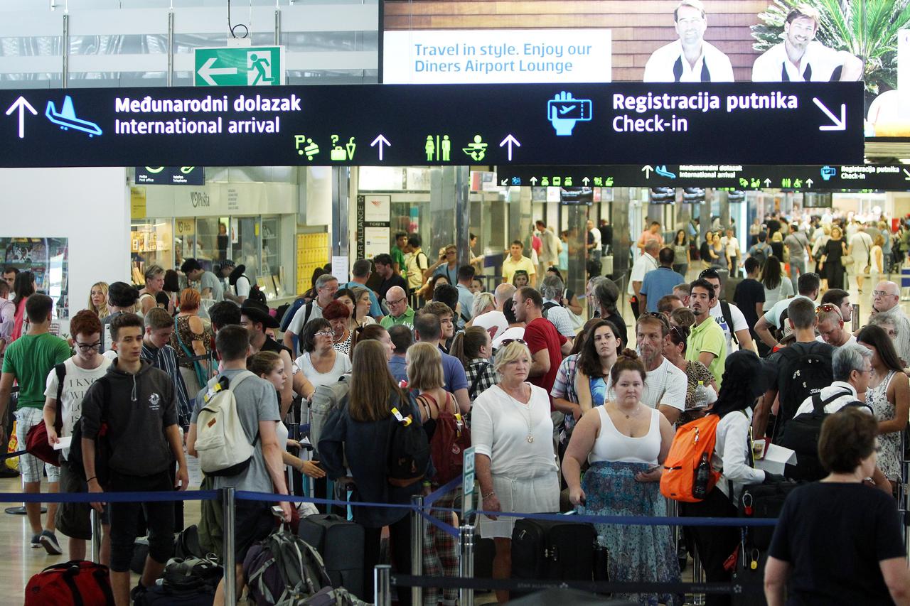 01.09.2015., Zagreb - Dugacak red za check in u Zracnoj luci Zagreb.   Photo: Goran Jakus/PIXSELL