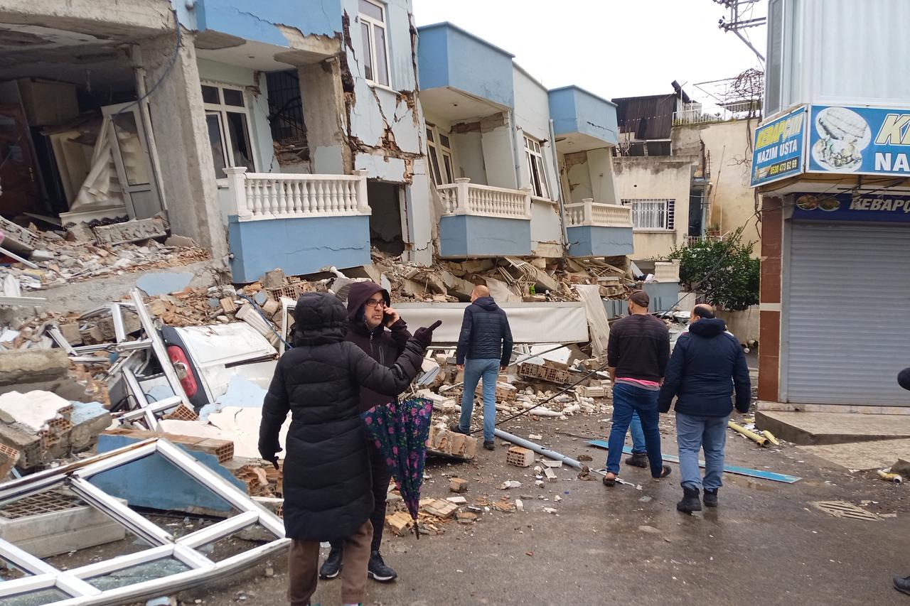 Stotine mrtvih u snažnom potresu koji je pogodio Tursku i Siriju