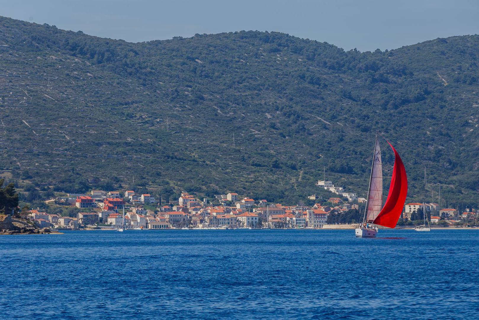 Ovdje se nalazi i najdublja službeno izmjerena točka hrvatskih voda, impresivne dubine od 1.233 metra.