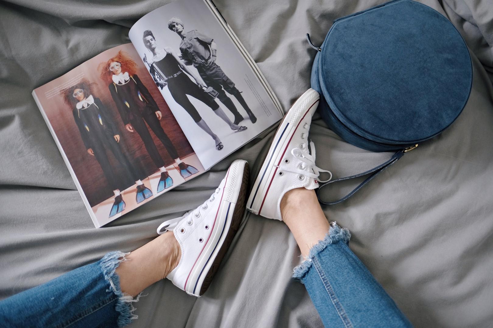 Godine 1962. Converse je proizveo prve niske starke. Do tada su bile u prodaji samo visoke. Niske starke bile su u crno-bijeloj boji, a bilo ih je moguće kupiti u drugim bojama tek četiri godine poslije.