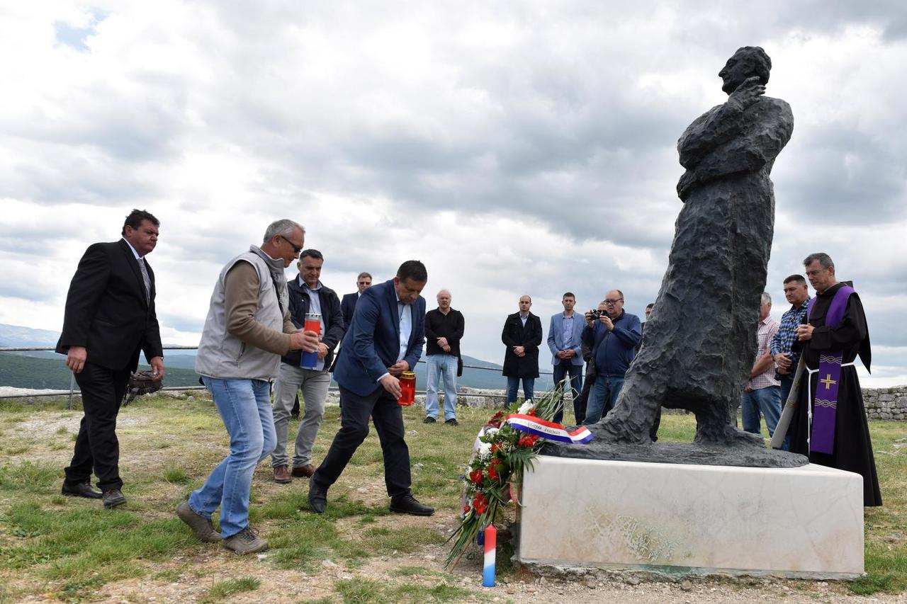 Zagreb: Državni vrh položio vijence na grobnici za neidentificirane žrtve iz Domovinskog rata