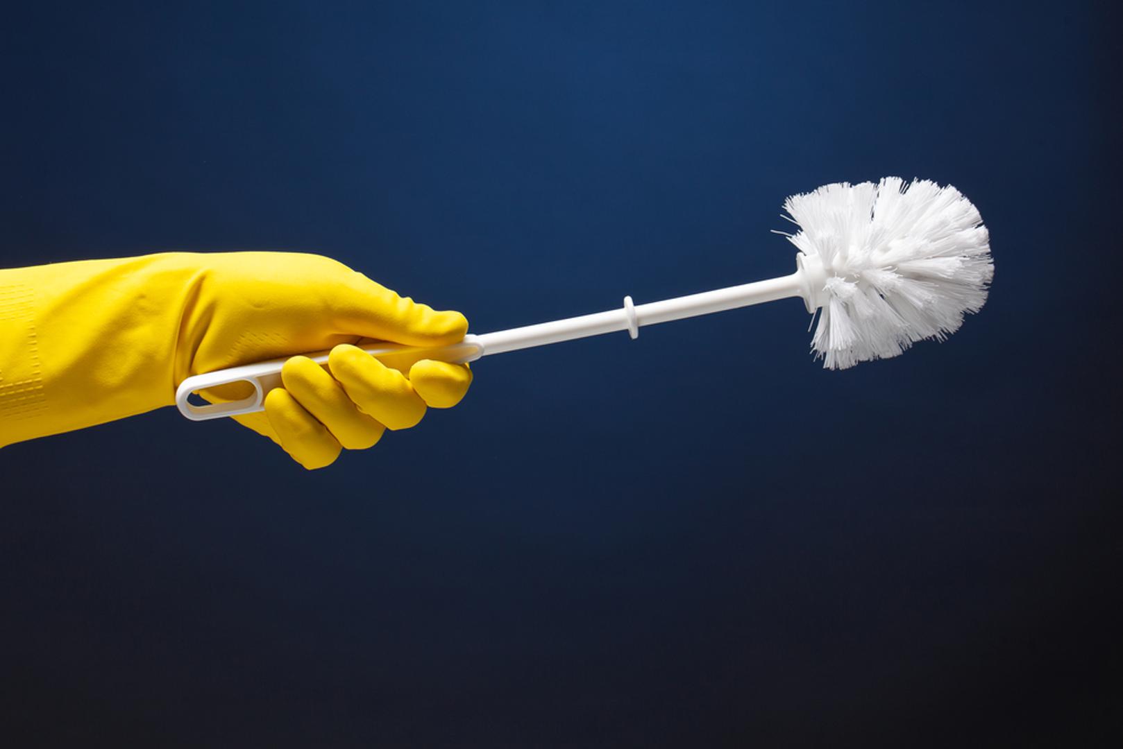 WC četke: Ako koristite istu WC četku godinama, vrijeme je da je bacite. 'WC četka dolazi u dodir s jednim od najprljavijih mjesta u kući, pa zadržava mnogo bakterija', upozoravaju stručnjaci koji preporučuju da ih zamijenite svakih šest mjeseci ili da koristite jednokratne jastučiće za čišćenje.