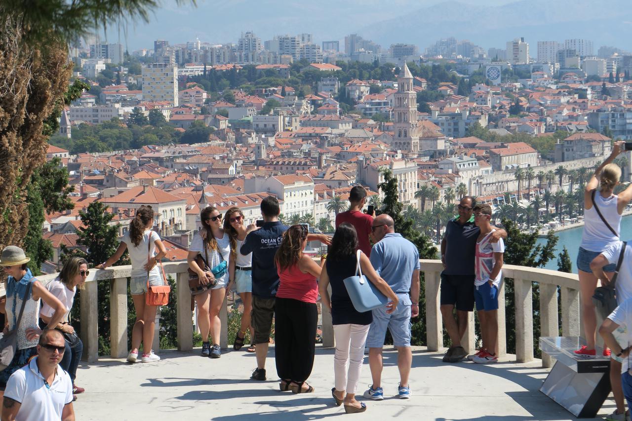 Split: Turisti uživaju u pogledu koji se s vidilice na Marjanu pruža na grad