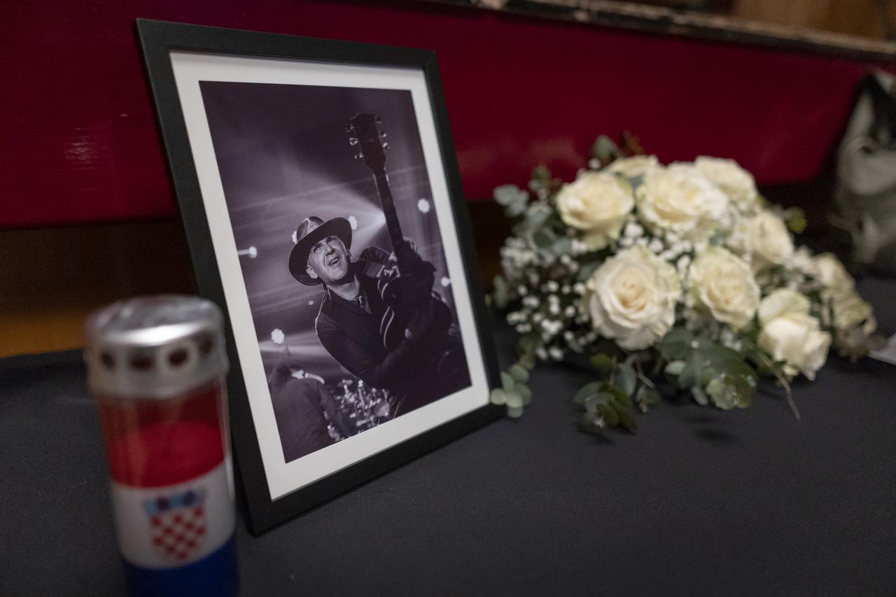 Županja: Komemoracija za Slavena Živanovića Žižu, člana grupe Opća opasnost koji je preminuo u 53. godini