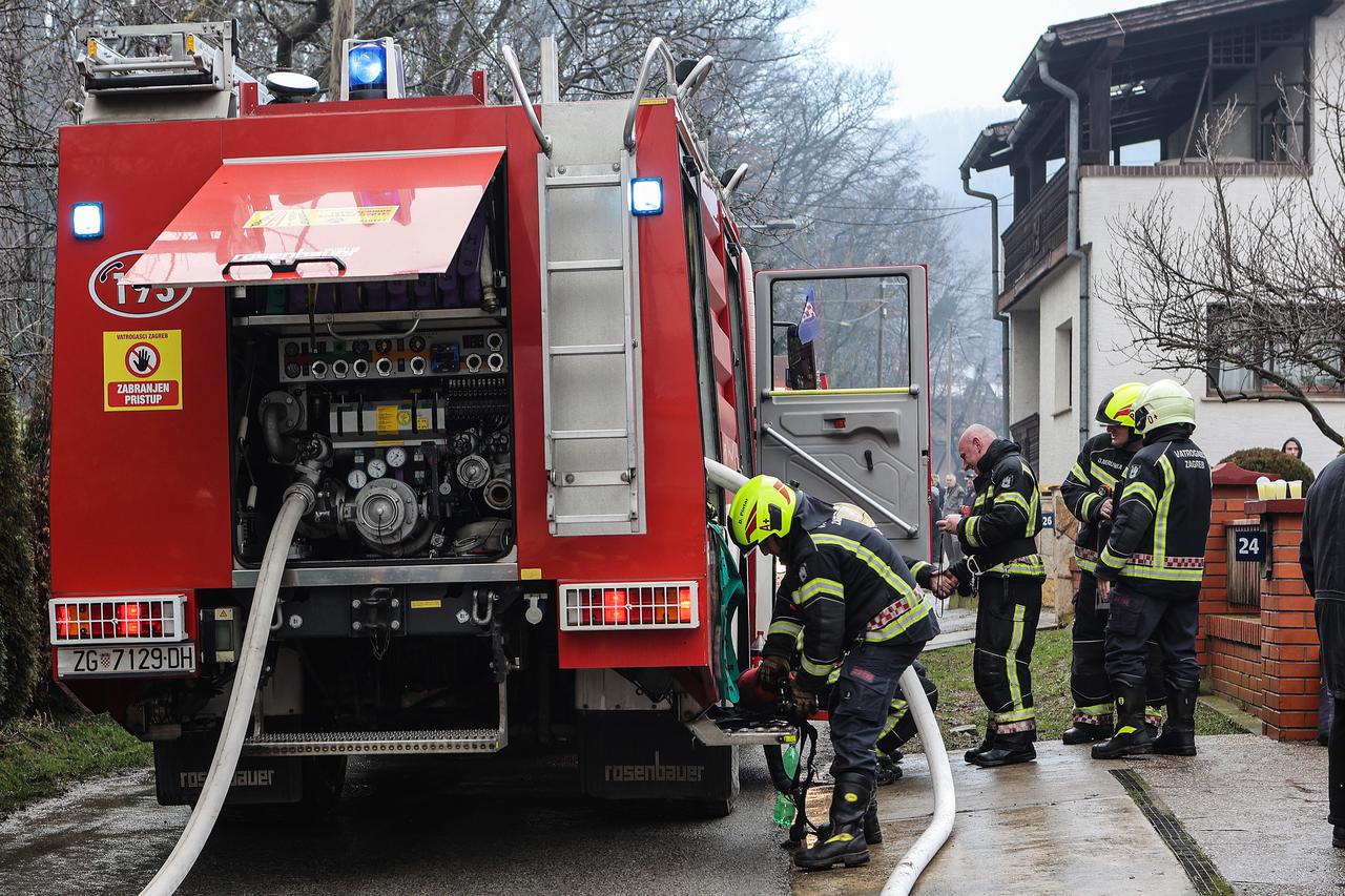 Zagreb: Vatrogasci gase požar obiteljske kuće u naselju Dankovec