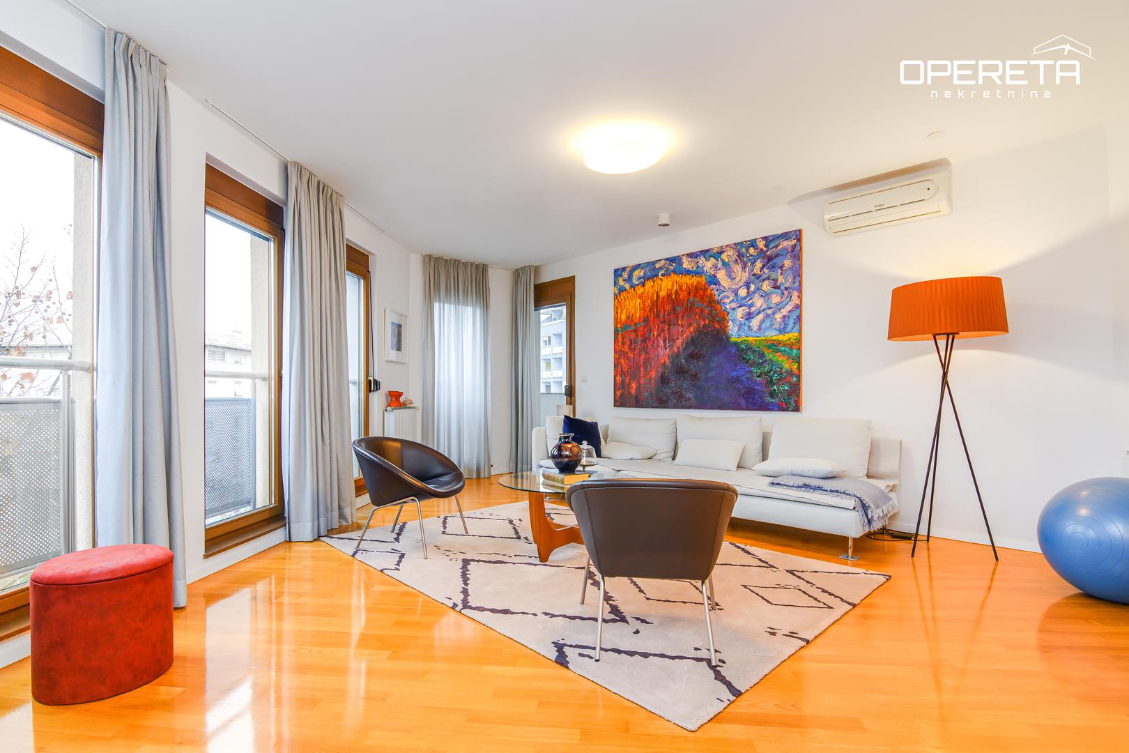 Stan se sastoji od prostranog dnevnog boravka, kuhinje, blagovaonice (koja je prema originalnom nacrtu zamišljena kao radna soba), 3 spavaće sobe, 2 kupaonice, loggie i ostave. 