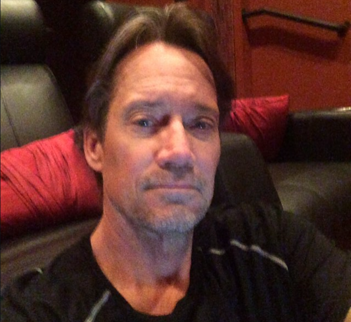 Mnogi ga pamte po ulozi mitološkog junaka u seriji "Herkul", jednoj od najgledanijih na svijetu devedesetih. Ipak, Kevin Sorbo (66) tvrdi da je pao u zaborav jer ga je Hollywood stavio na "crnu listu" zbog kršćanskih i konzervativnih stavova.