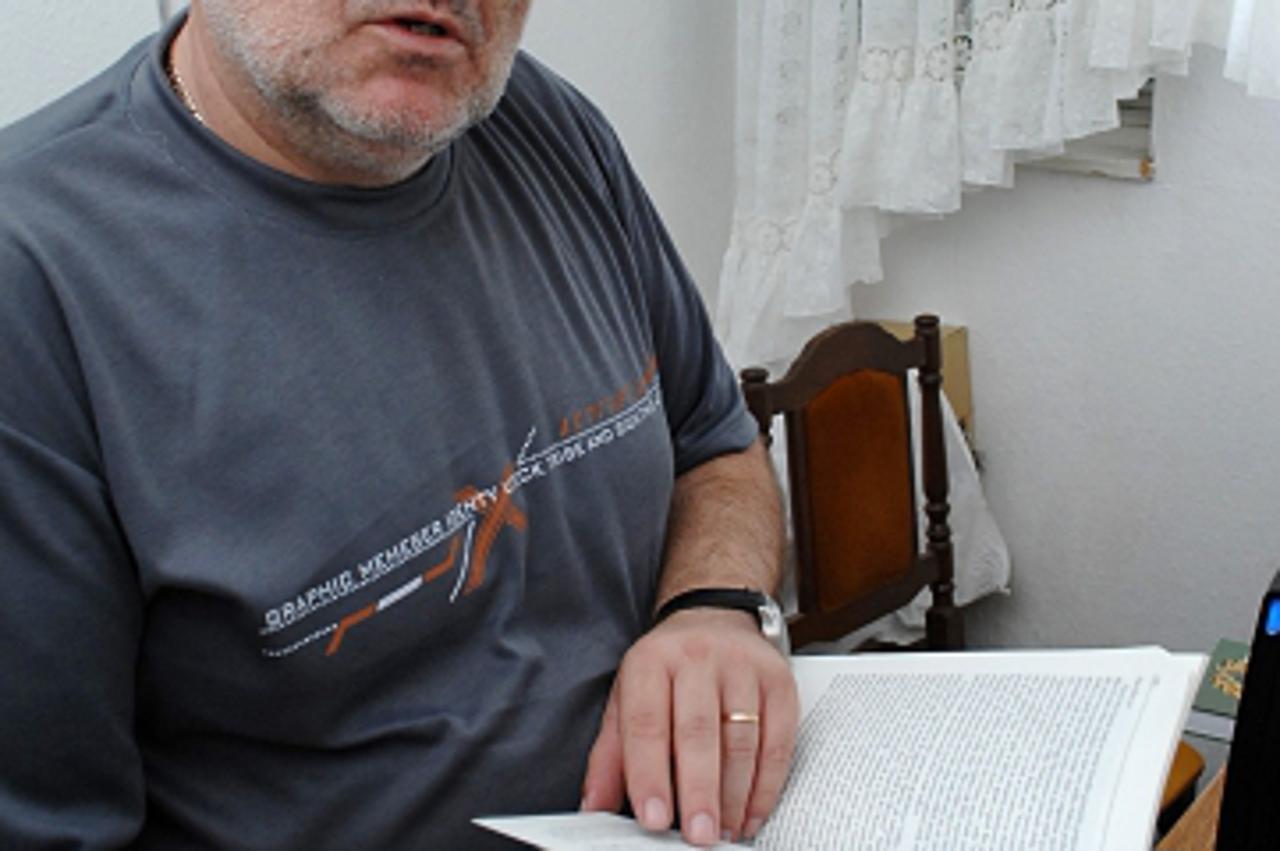 '10.08.2012., Sisak - Umirovljeni pukovnik HV-a Ivica Pandza-Orkan, dokumentarist Domovinskog rata, vec 17 godina prikuplja dokumentaciju o zlocinima pripadnika vojske tzv. RSK. Tri puta je ranjen, a 