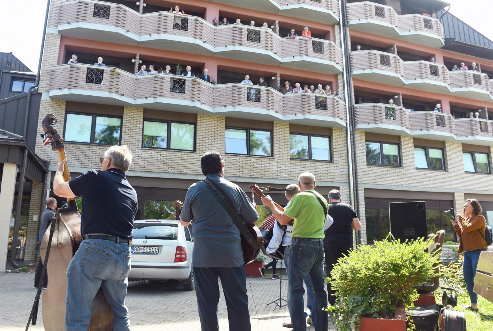 08.05.2020., Sisak - Tamburaski sastav Ivo Klekovic i prijatelji odrzao je koncert pred zgradom Doma za starije i nemocne koji je publika pratila s balkon Doma iz kojega nisu izasli vec 2,5 mjeseca.Photo: Nikola Cutuk/PIXSELL