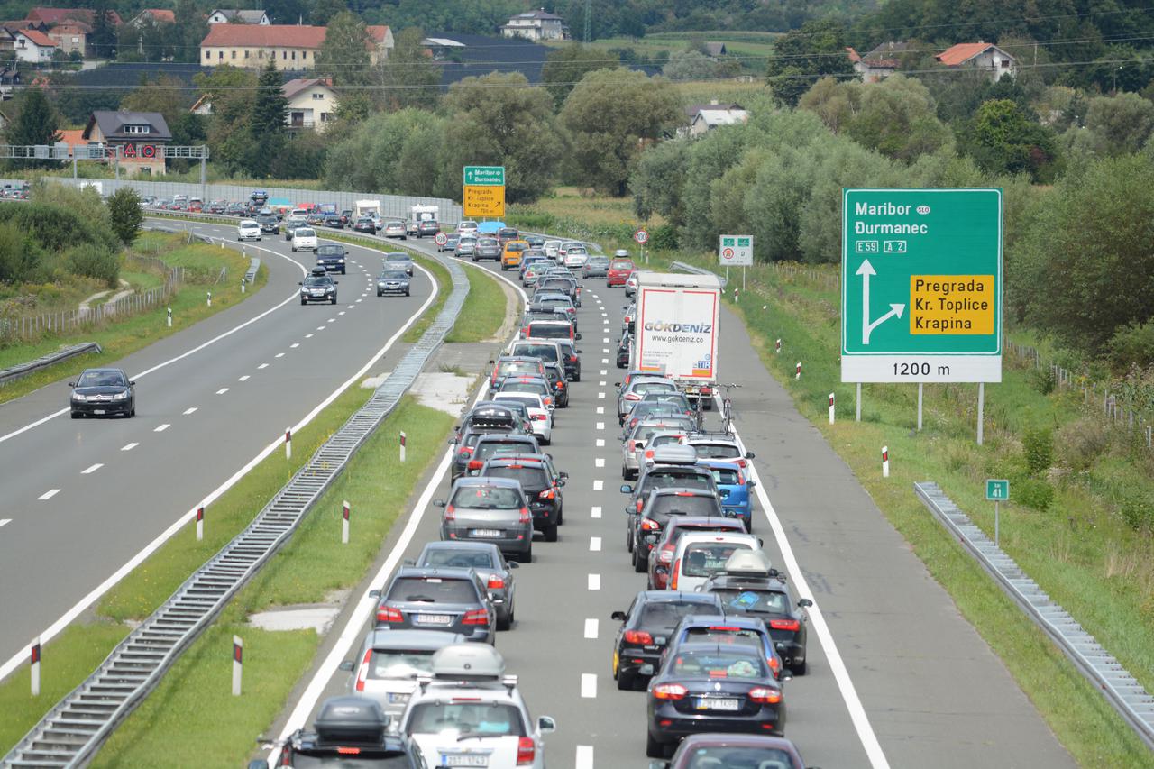 Krapina: Na autocesti Zagreb - Macelj duga?ke kolone vozila u smjeru Slovenije