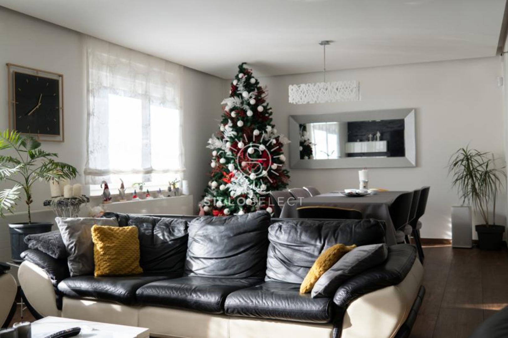 U prizemlju se nalazi dnevni boravak otvorenog tipa povezan s kuhinjom, a dio prostora čini i zimski vrt. Na katu su četiri spavaće sobe, dok je potkrovlje ostavljeno za dodatnu sobu po potrebi – primjerice kao radna prostorija ili teretana. U kući se nalazi ukupno četiri kupaonice s tušem, dvije kupaonice bez WC-a te dva zasebna WC-a. Uz to, tu su i dvije prostorije za spremanje.
