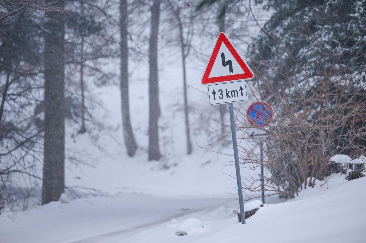 Zagreb: Snijeg i jak vjetar na Sljemenu