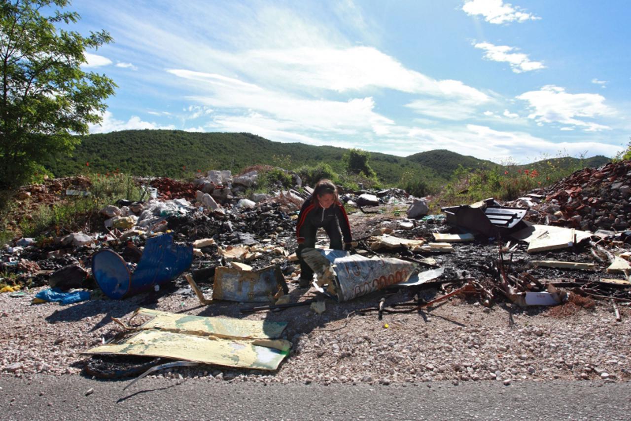 'bih - 01.06.2010., Siroki Brijeg - Na magistralnoj cesti Siroki Brijeg Grude svakodnevno se pojavljuju nova odlagalista otpada. I dok jedni pod okriljem noci istovaraju smece uz samu cestu drugi ceka