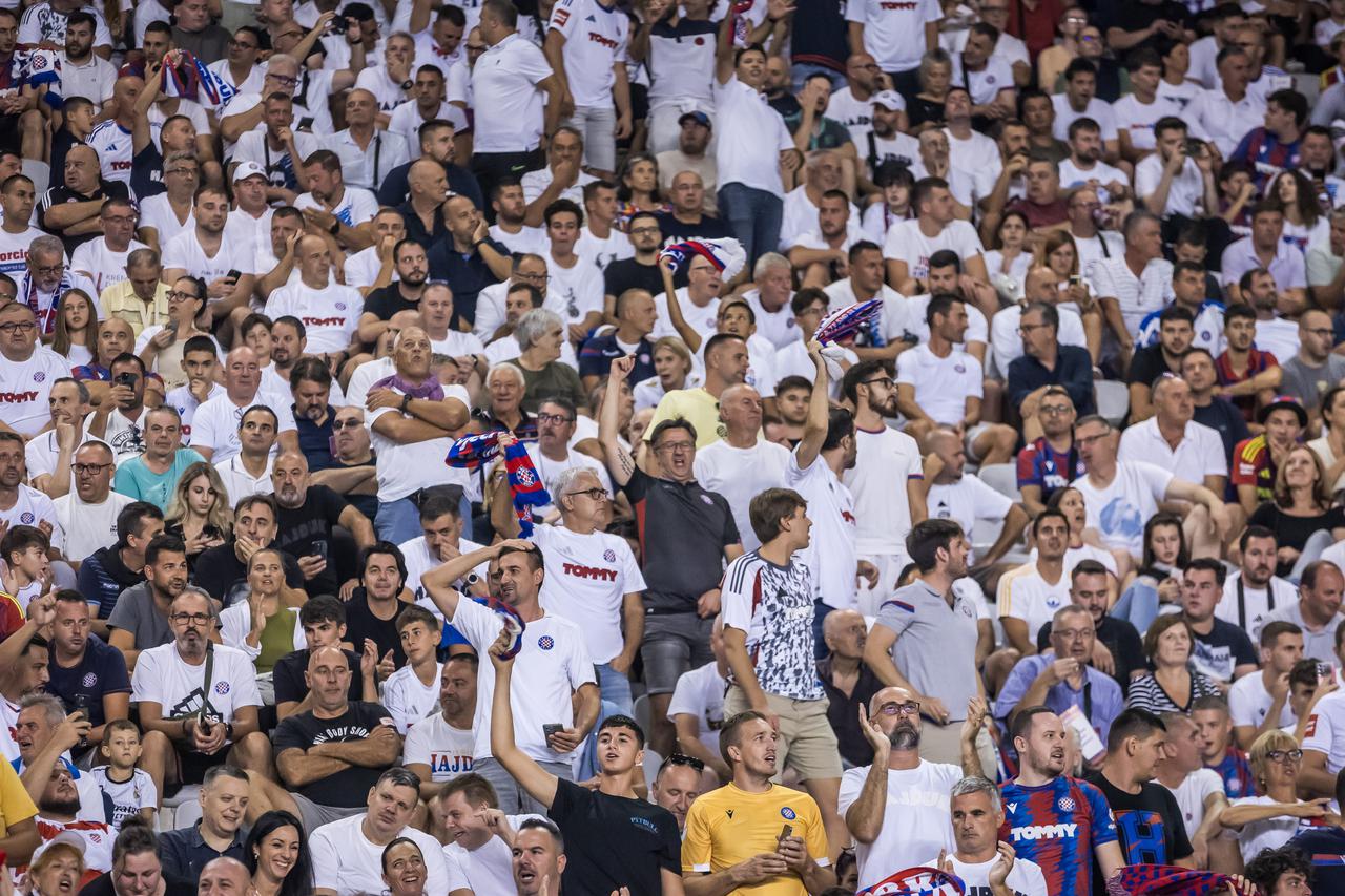 Split: Navijači na tribinama na utakmici Hajduka i Rijeke