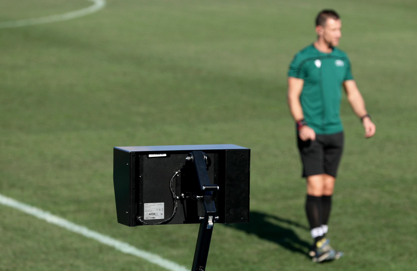 Uefa je odlučila da na svim utakmicama doigravanja za Ligu prvaka mora biti VAR, ali na Maksimiru nema sobe za tu upotrebu pa će suci biti u kombiju. 