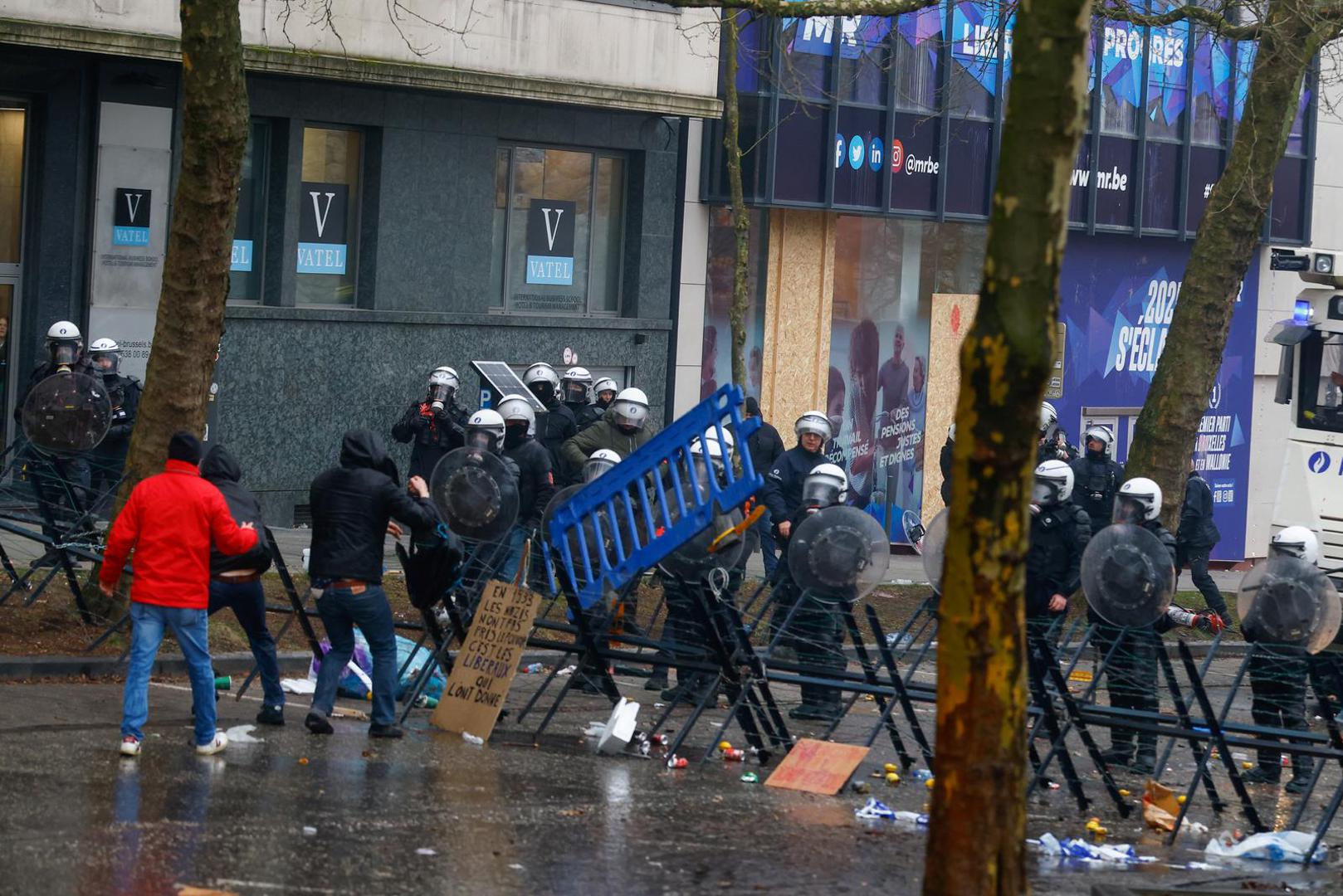 Riot police stand guard during clashes with demonstrators, at a national strike by workers and trade union members, who are demanding stronger public services in Brussels, Belgium February 13, 2025. REUTERS/Stephanie Lecocq Photo: STEPHANIE LECOCQ/REUTERS