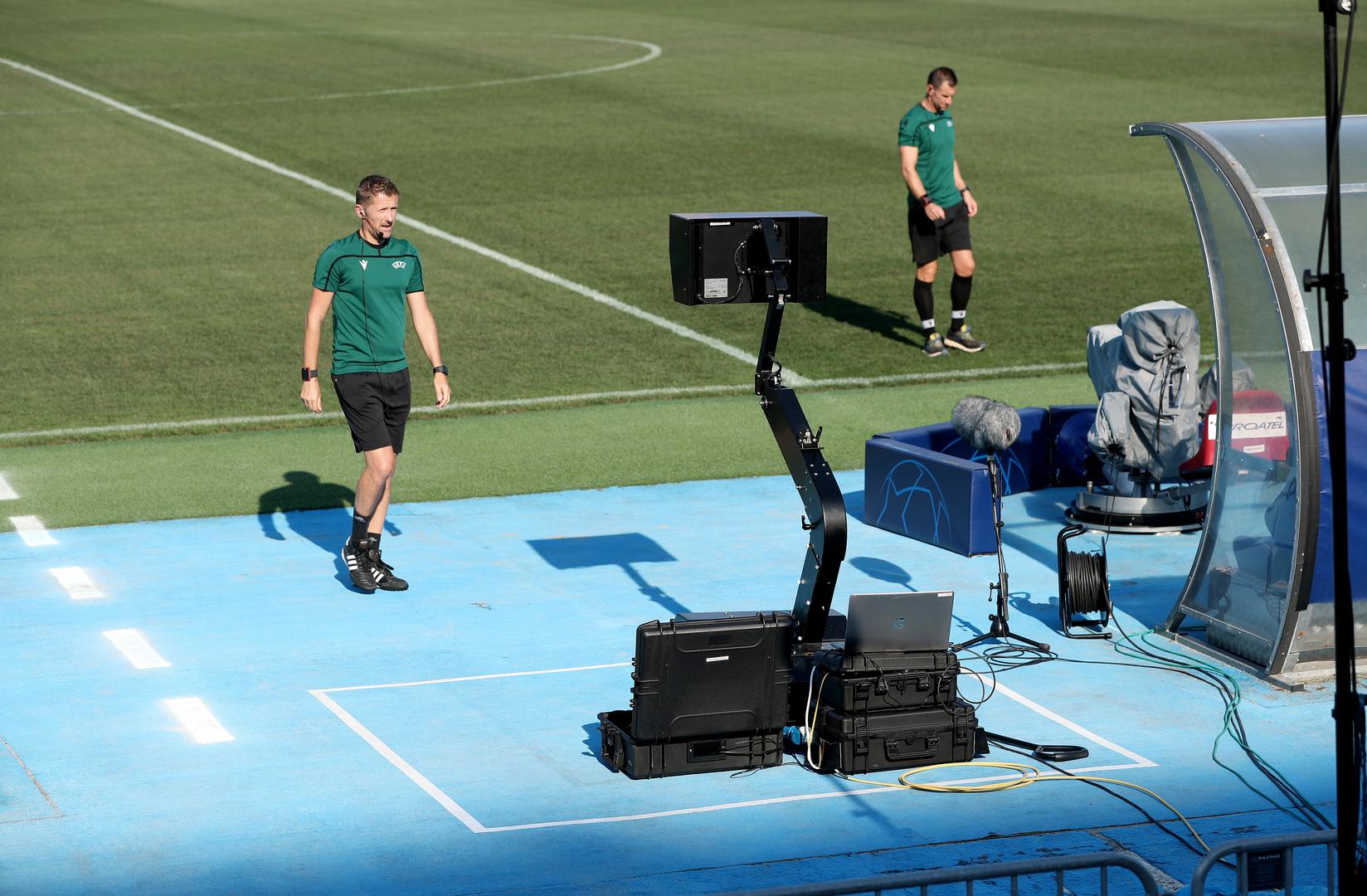 VAR, sustav koji pomaže sucima kod spornih situacija u HNL će stići u drugom dijelu sezone, ali Dinamo će ga moći isprobati već u srijedu. 