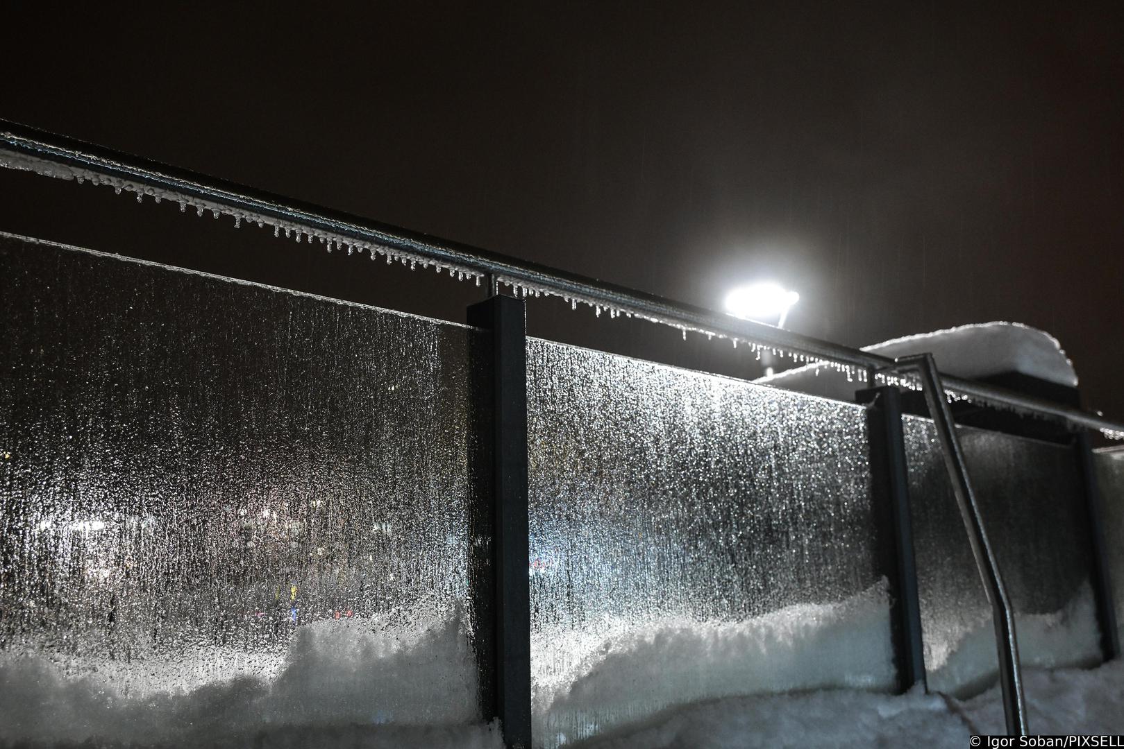 U Zagrebu je u petak poslijepodne došlo do naglog pogoršanja vremena. Nakon vrlo hladnog jutra i temperature oko nule, nebo se brzo naoblačilo, a kiša koja je počela padati u popodnevnim satima zbog niskih temperatura smrzavala se na tlu i predmetima. 