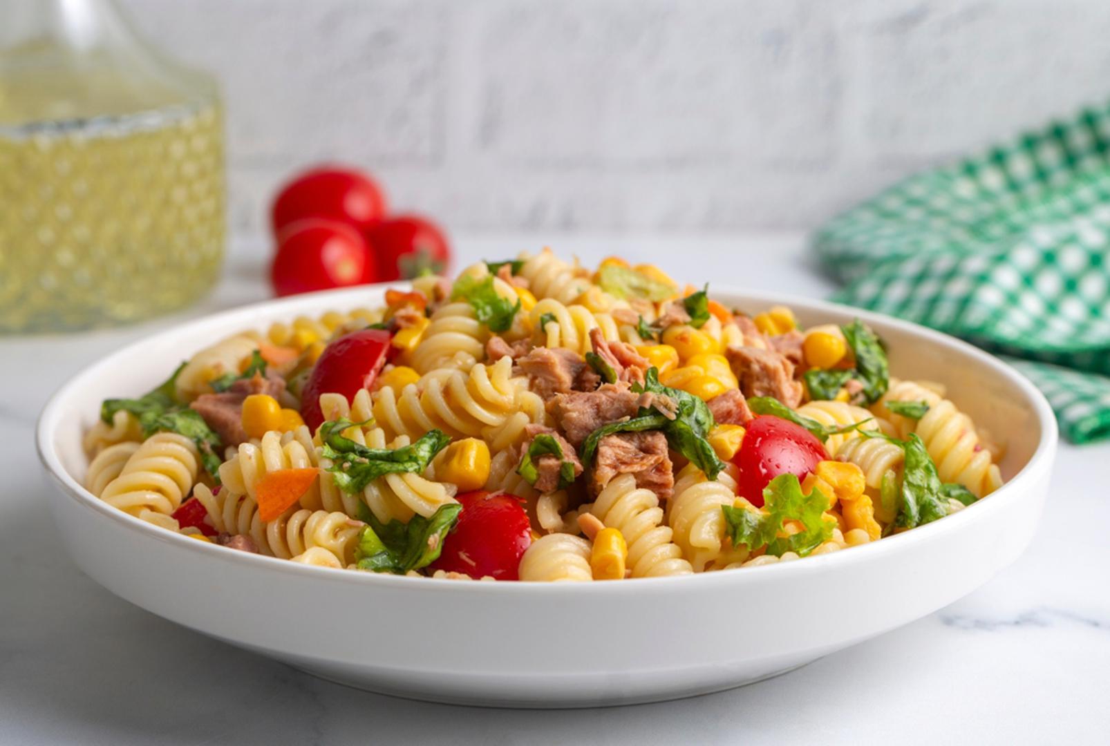 Salata od tjestenine, tune i povrća: Hladna salata od tjestenine jedan je od najpraktičnijih ljetnih obroka jer se može pripremiti unaprijed i jesti više sati kasnije. Tjestenina se može pomiješati s tunom, kukuruzom, rajčicom, krastavcima, maslinama i laganim jogurtnim ili maslinovim preljevom. Dovoljno je zasitna za samostalan obrok, a posebno dobro dođe kada se ne želi kuhati nešto komplicirano.

*uz korištenje AI-ja