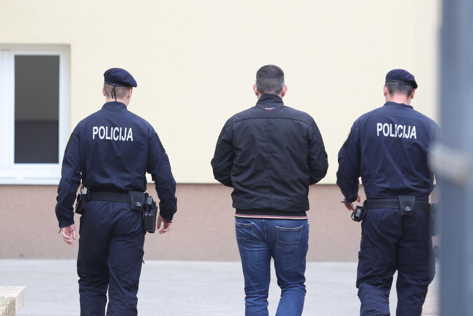 Akcija se provodi na području Slatine i Zadra, a obuhvaća ukupno sedam osumnjičenih. Prema neslužbenim informacijama, sumnja se da je Općina Gradina oštećena za oko 9,7 milijuna kuna.