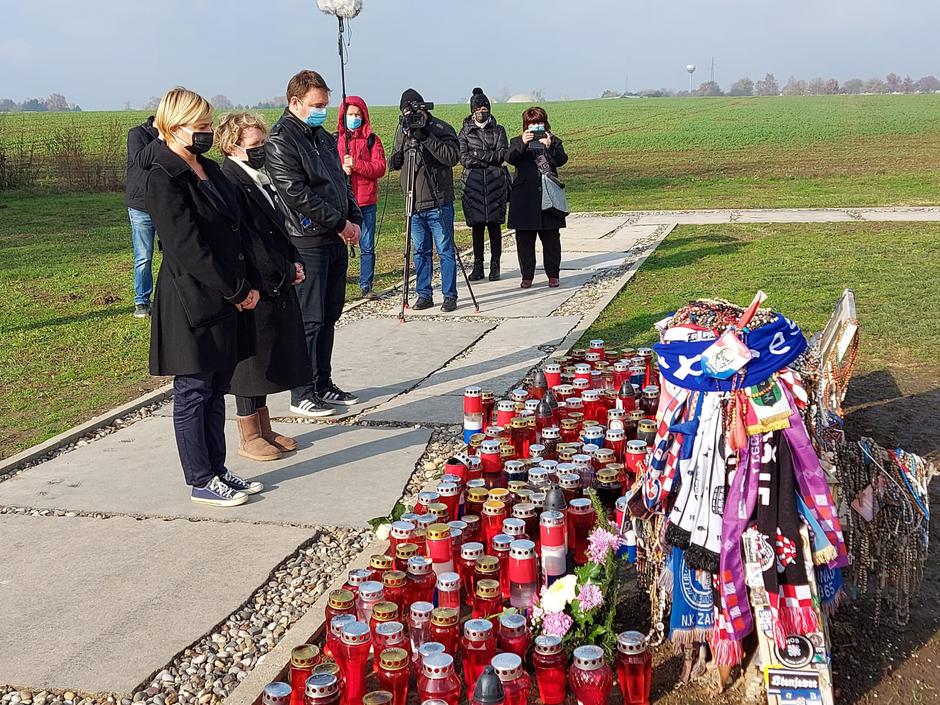 Bojan Glavašević položio ružu na Ovčari i vijenac na Dunavu u spomen svim civilnim žrtvama rata kao i stradalim srpskim civilima