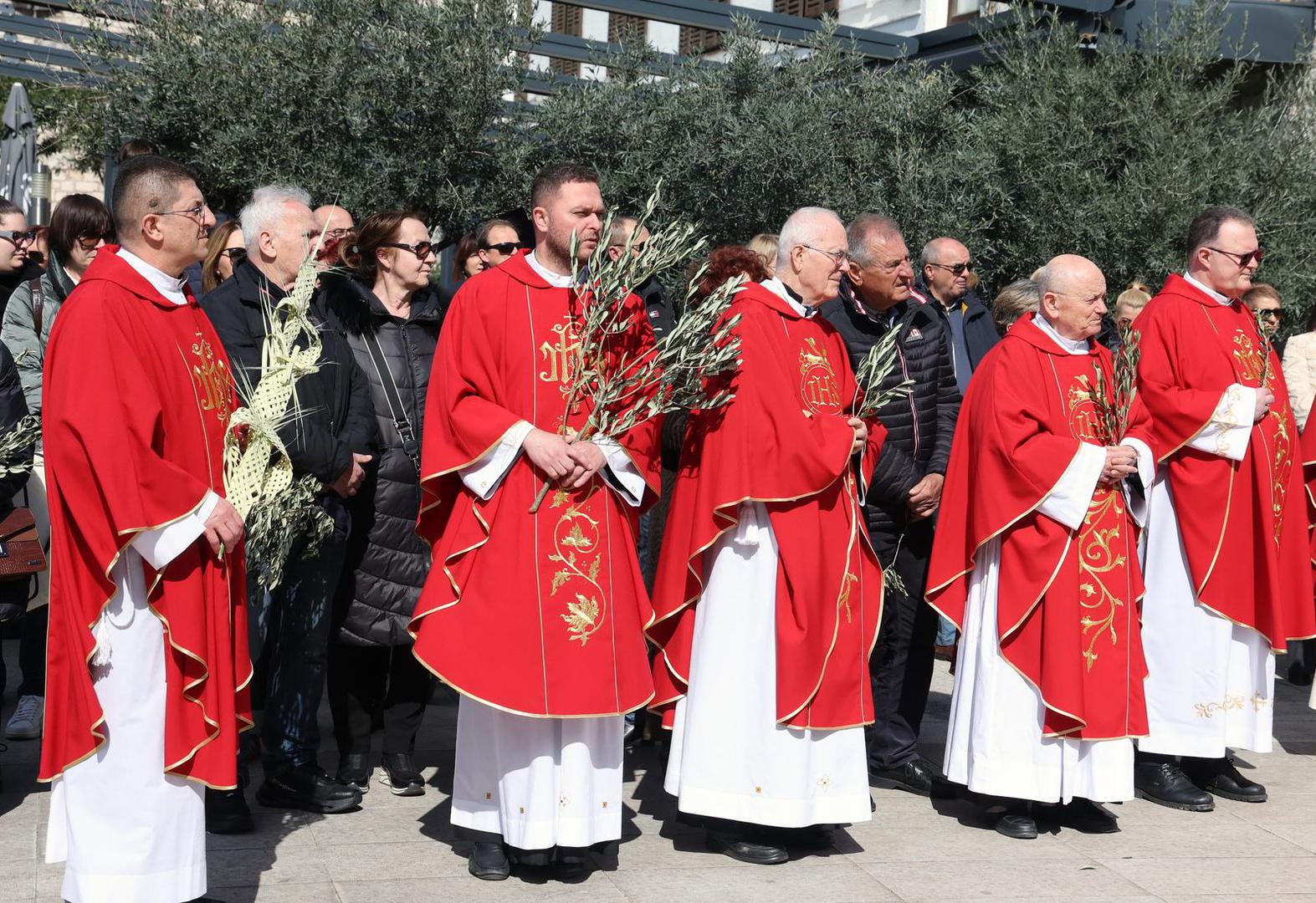Spoj procesija, grančica i liturgijskih čitanja usmjerava vjernike prema osobnom promišljanju, pokajanju i duhovnoj obnovi. Ophod, ili procesija, način spomena Kristova ulaska u Jeruzalem, uključuje okupljanje zajednice pred kapelom ili pred samom crkvom, blagoslov grančica, navještaj evanđeoskoga odlomka i ophod prema crkvi u kojoj se slavi sveta misa. 