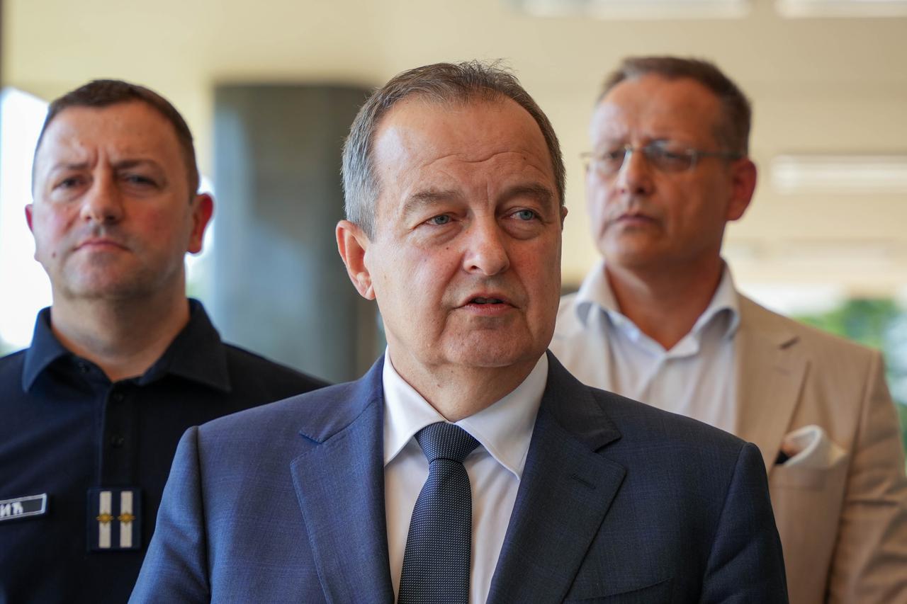 Beograd: Dačić ispratio vatrogasce koji odlaze pomagati u gašenju požara u Francuskoj