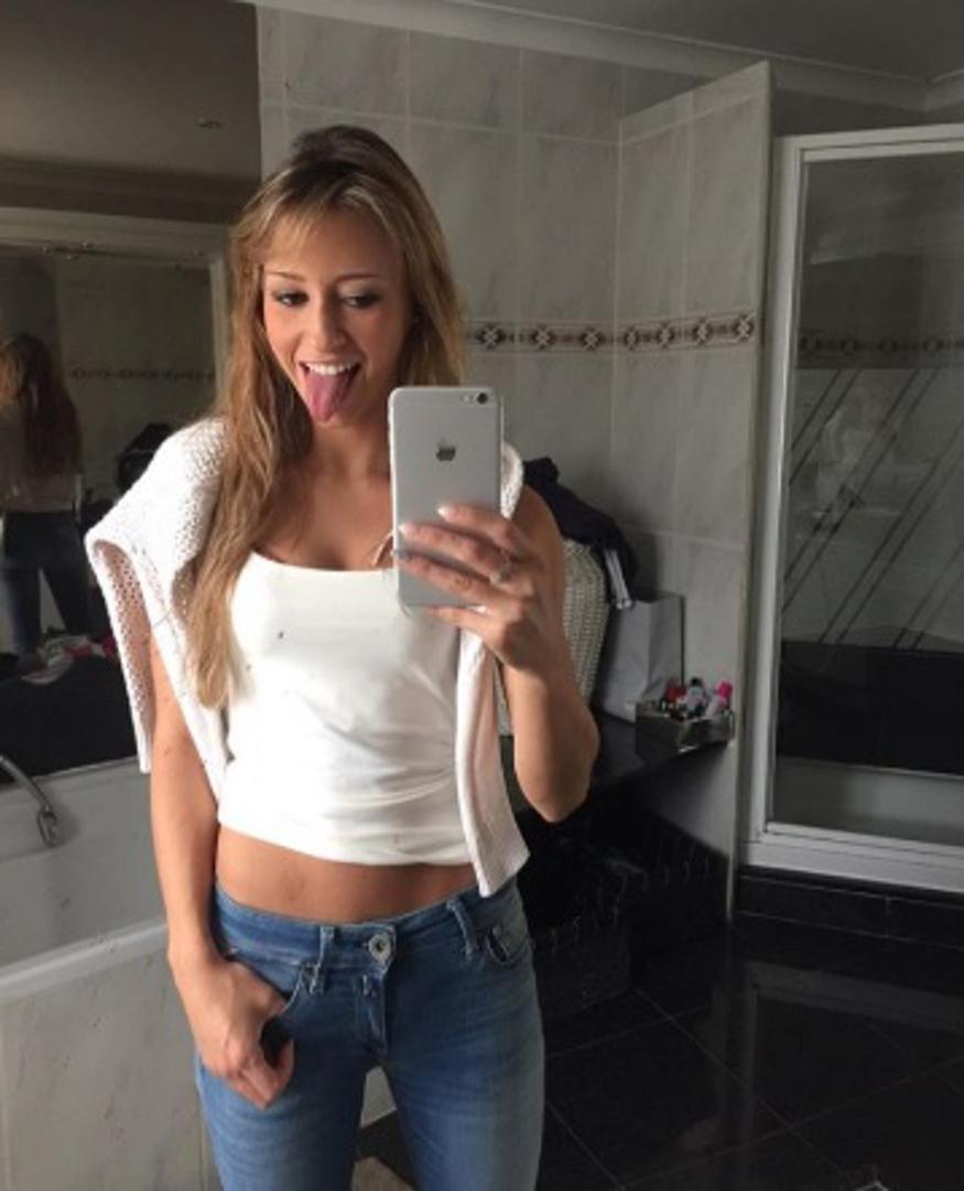 Voli snimati 'selfije', ali se odlično snalazi i pred objektivima profesionalnih fotografa, a što god obukla, haljinu ili bikini, Shana izgleda prekrasno