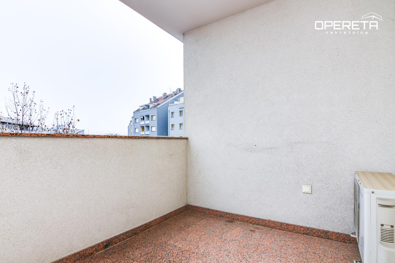 Stan je vrlo malo korišten te da ne zahtijeva dodatna ulaganja. Veliki broj prozora i francuskih balkona omogućuje obilje prirodnog svjetla, a otvoren pogled doprinosi osjećaju prostranosti, piše u oglasu. 