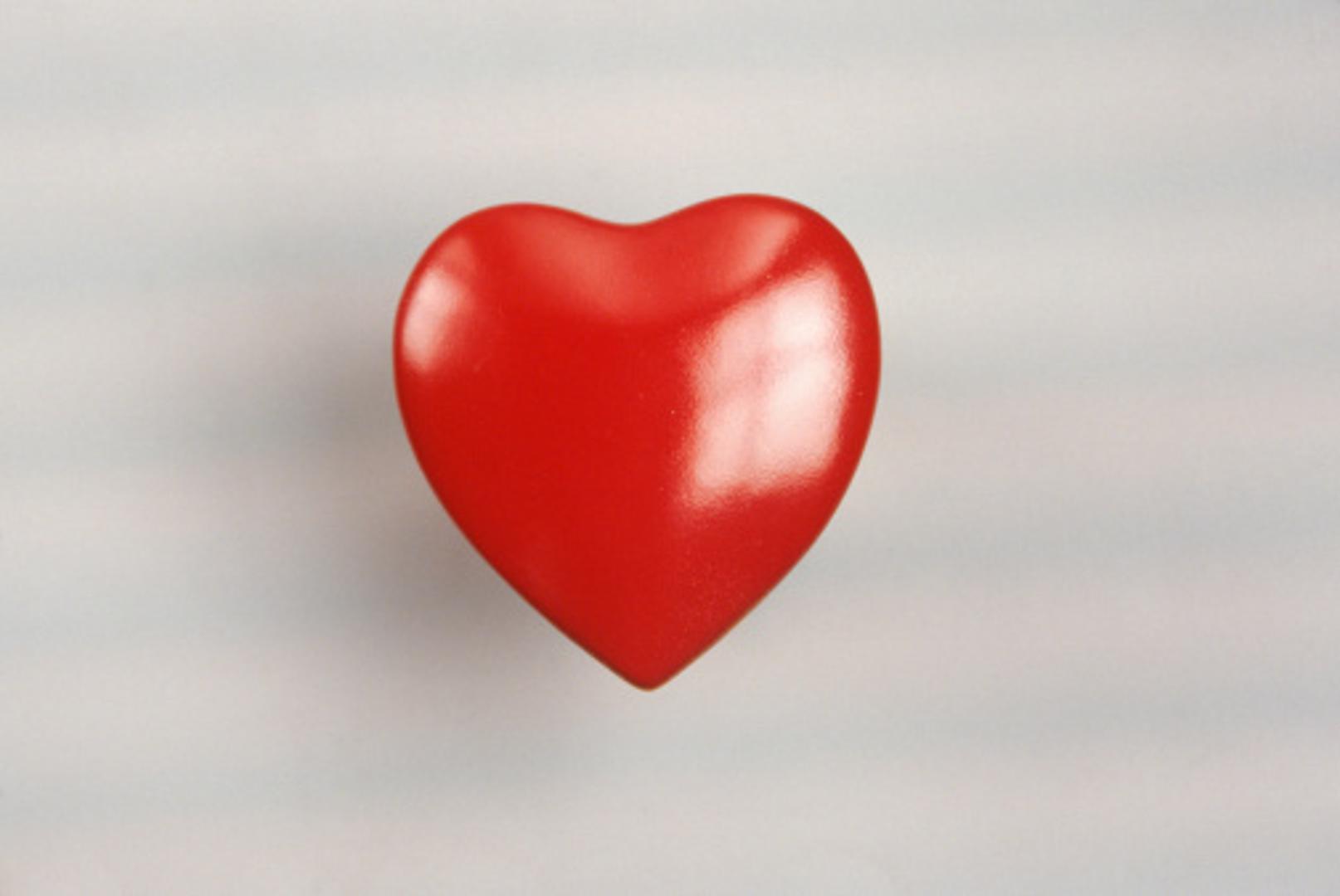 Ipak, da takvi problemi zaista postoje, pokazat će vam drugi simptomi koje bi tek rijetki povezali sa srčanim oboljenjima. Riječ je o ranim simptomima... Posljednje vrijeme strah od srčanih oboljenja sve je prisutniji i među mlađim generacijama, onima u tridesetima i četrdesetima.