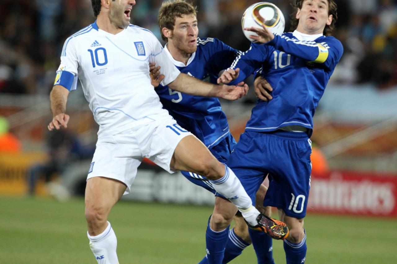 'Fussball, FIFA World Cup 2010, FIFA Weltmeisterschaften 2010, Vorrunde, Gruppe B, Griechenland- Argentinien ,22.06.2010, Peter Mokaba Stadion Polokwane,  Georgios Karagounis, Mario Bolatti, Lionel Me