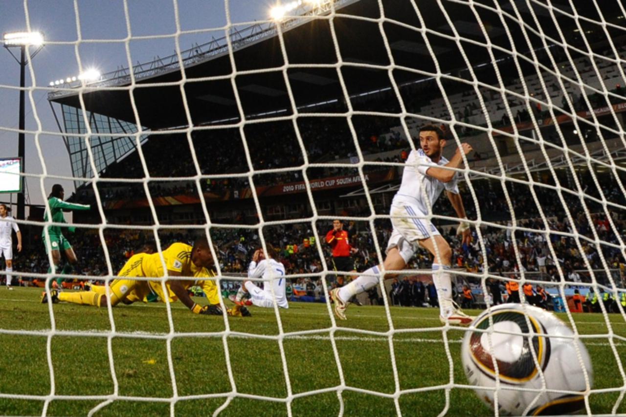 'Greece\'s defender Vasilis Torosidis (R) scores past Nigeria\'s goalkeeper Vincent Enyeama during the Group B first round 2010 World Cup football match Greece vs. Nigeria on June 17, 2010 at Free Sta