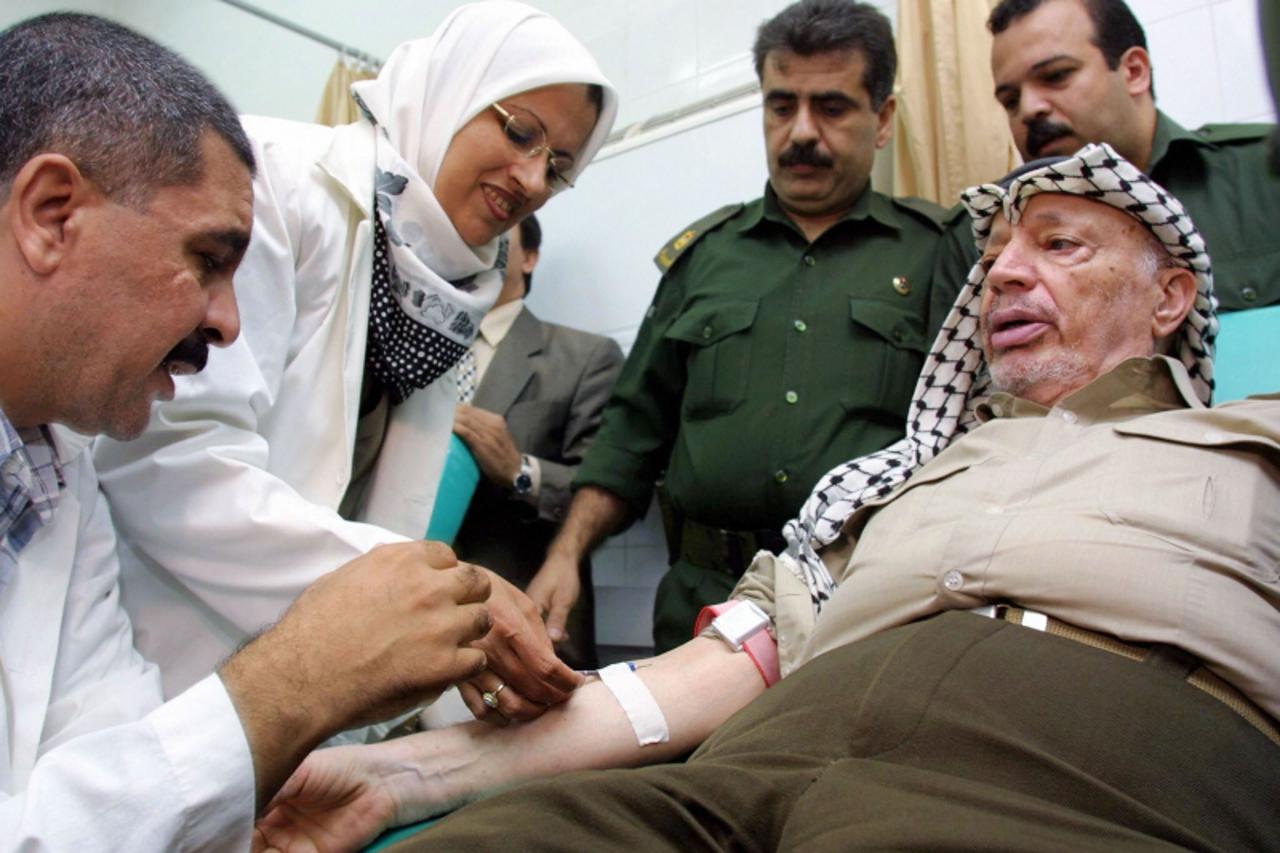 '(FILES) -- File picture dated 12 September 2001 shows Palestinian leader Yasser Arafat (R) gives blood at Shifa hospital in Gaza City, in the Gaza Strip 12 September 2001. Palestinians citizens have 