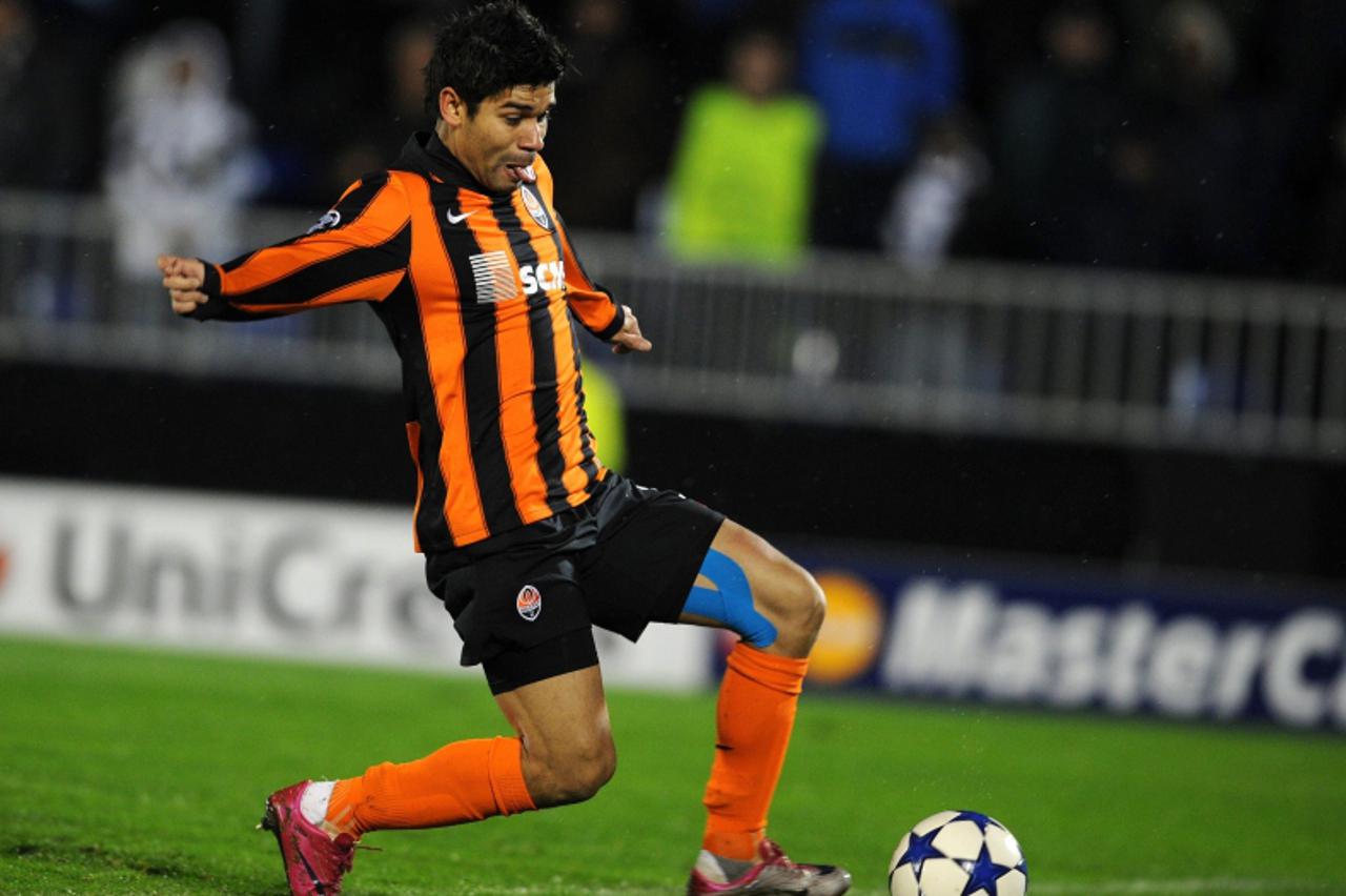 'FC Shakhtar Donetsk\'s forward Eduardo scores his goal against Partizan Belgrade  during their UEFA Champions League Group H football match at the Partizan Stadium in Belgrade on November 23, 2010.  