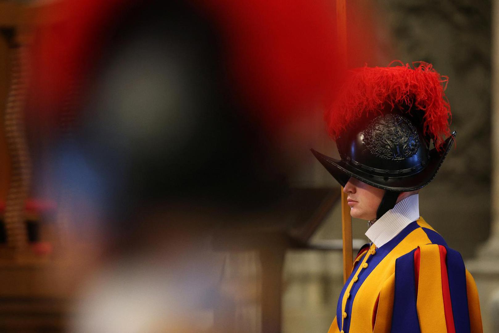 Obvezuju se služiti papi najmanje dvije godine, a nakon pet godina službe i ako su stariji od 25 godina, mogu se oženiti, uz obvezu služenja dodatne tri godine.

