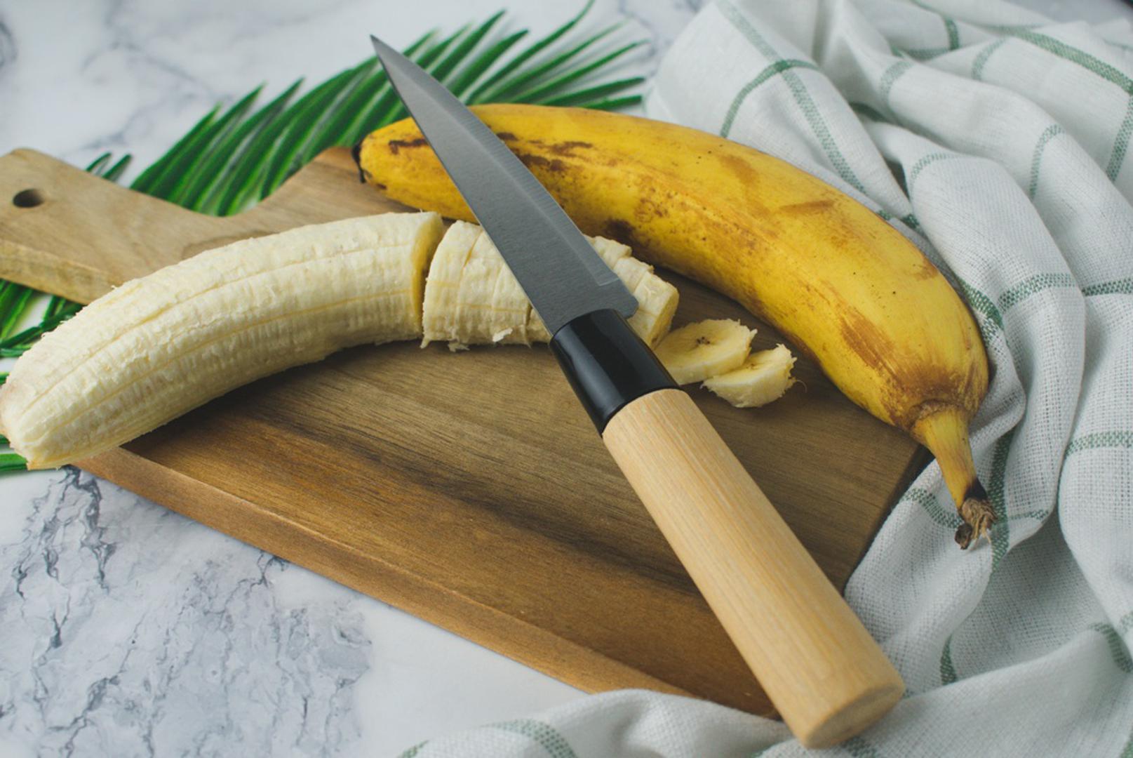 Banane vrlo brzo prelaze put od savršeno žutih do smeđih i mekanih, zbog čega često završe u smeću. No, upravo su prezrele banane odlične za pripremu brojnih slastica, doručaka i brzih zalogaja. Što su zrelije, to su slađe i mekše pa ih je jednostavno umiješati u tijesto, kašu ili kremu. 